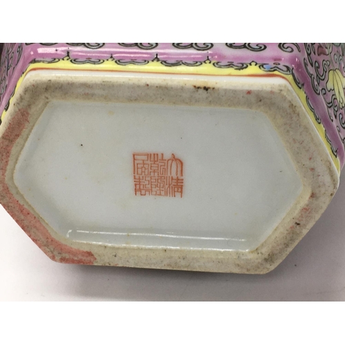 1233 - A pair of Chinese late republican period vases. Height 20cm. (No visible signs of damage or restorat... 