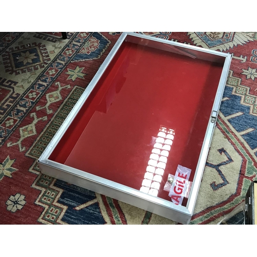 1582 - Table top display cabinets, comes with soft cases