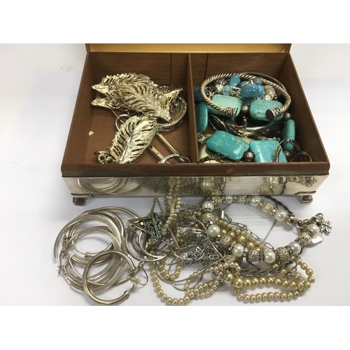 860 - A jewellery box containing a collection of silver and white metal jewellery.