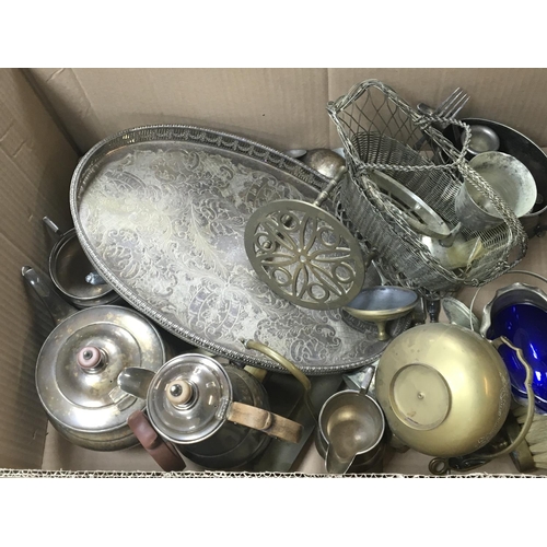 943 - An oak canteen of mixed cutlery and a box containing silver plate (2)