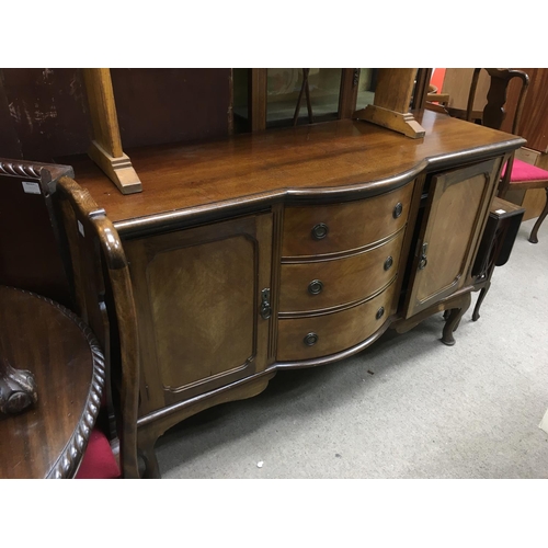 215 - No Reserve - A mahogany extending dining table, four chairs and a sideboard.