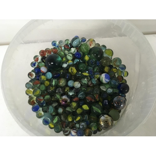 39 - A tub containing a large collection of vintage marbles postage category D NO RESERVE.