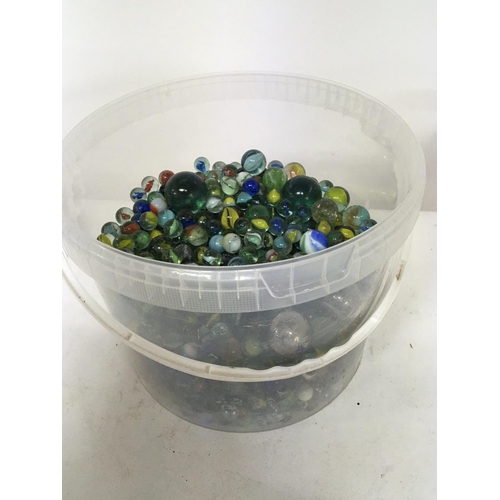 39 - A tub containing a large collection of vintage marbles postage category D NO RESERVE.