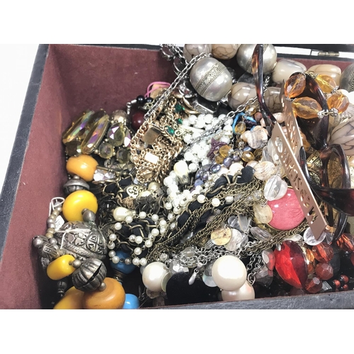 540 - A collection of assorted costume jewellery