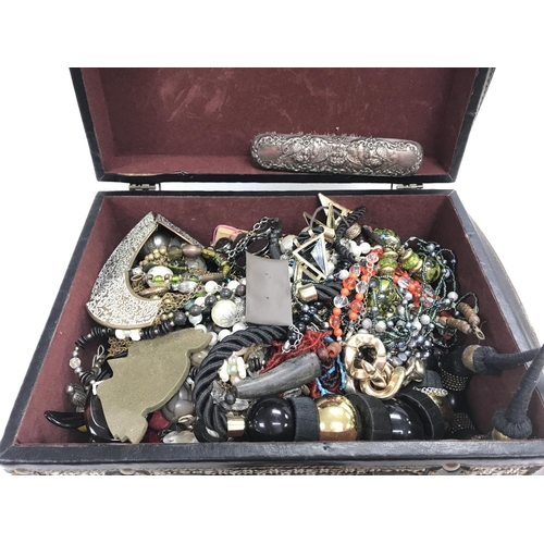 540 - A collection of assorted costume jewellery