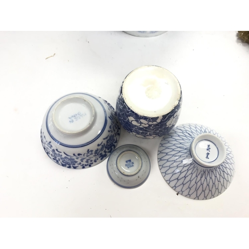 559 - A collection of various ceramics items.