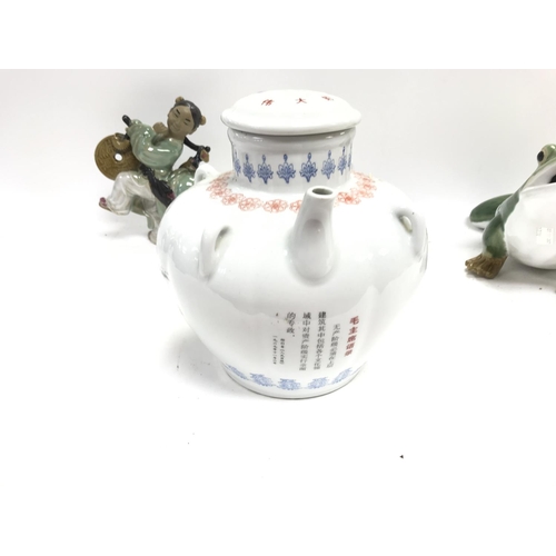 559 - A collection of various ceramics items.