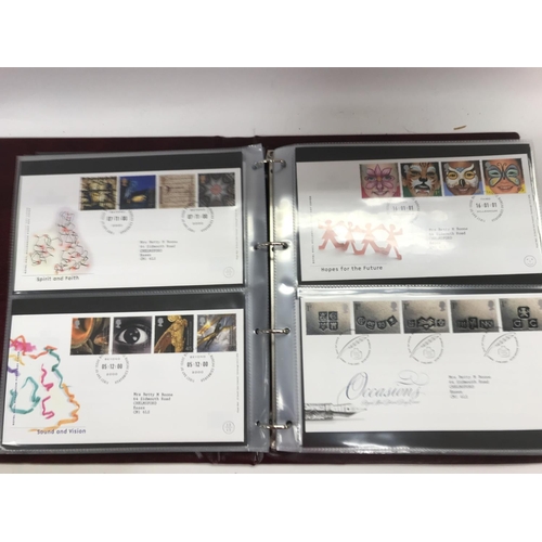 565 - Collection of first day covers and postcards