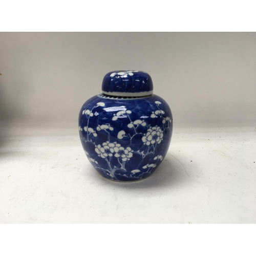 772 - A collection of Chinese ceramics