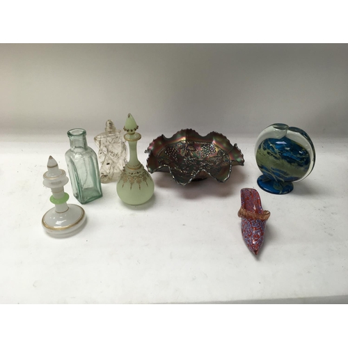 774 - A collection of glass pieces including bowls, vases and small decanters.