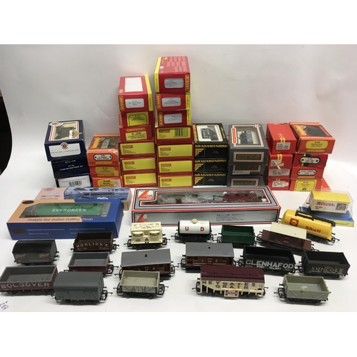 476 - A Collection in excess of 40 model railway wagons 00 gauge many are in original boxes. Includes Horn... 