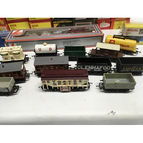 476 - A Collection in excess of 40 model railway wagons 00 gauge many are in original boxes. Includes Horn... 