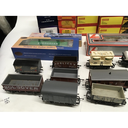 476 - A Collection in excess of 40 model railway wagons 00 gauge many are in original boxes. Includes Horn... 