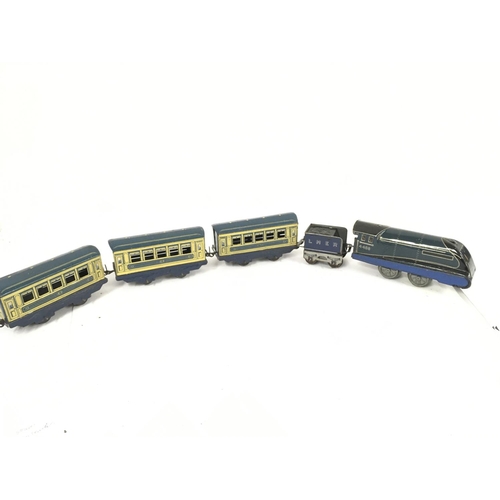 903 - A Tinplate Clockwork 0 Gauge Locomotive with Tender and 3X Coaches. #4488.