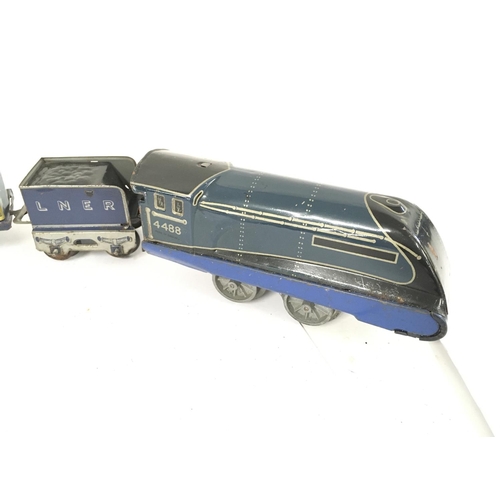 903 - A Tinplate Clockwork 0 Gauge Locomotive with Tender and 3X Coaches. #4488.