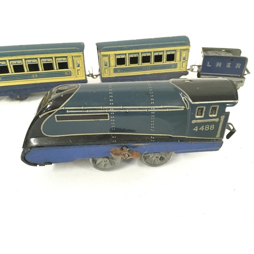 903 - A Tinplate Clockwork 0 Gauge Locomotive with Tender and 3X Coaches. #4488.