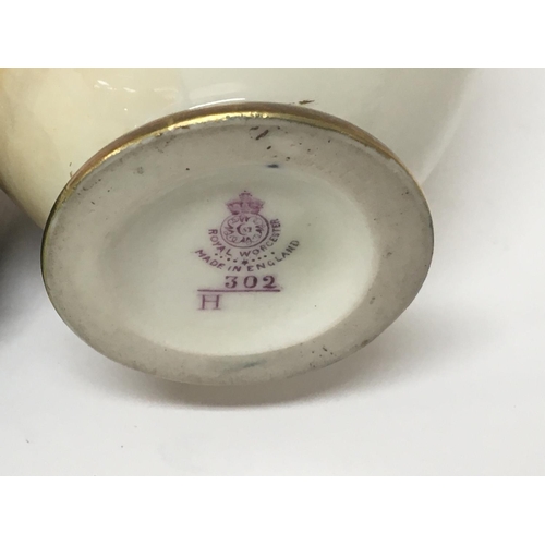 1098 - A fine quality Royal Worcester porcelain vase hand painted with apples in a floral and foliage lands... 