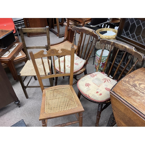 1523 - Edwardian walnut table and 5 odd chairs