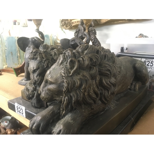 823 - A pair bronze figures in the form of lions on marble bases . 32 cm .