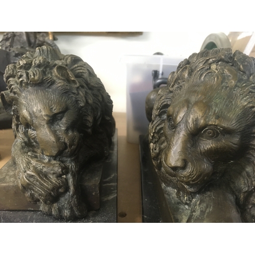 823 - A pair bronze figures in the form of lions on marble bases . 32 cm .