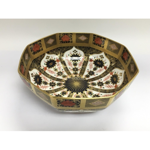 1066 - A Royal Crown Derby Imari pattern bowl, approx diameter 20.5cm.