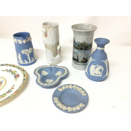 1080 - A collection of various ceramic items including wedgewood and Coalport.