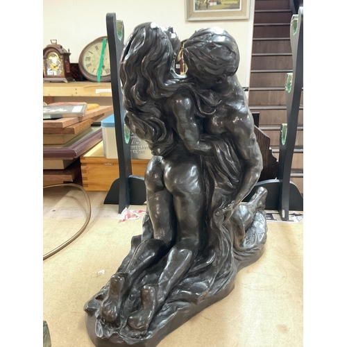 725 - Cold cast resin figure depicting a male & female by Ronald Cameron 1930 - 2013