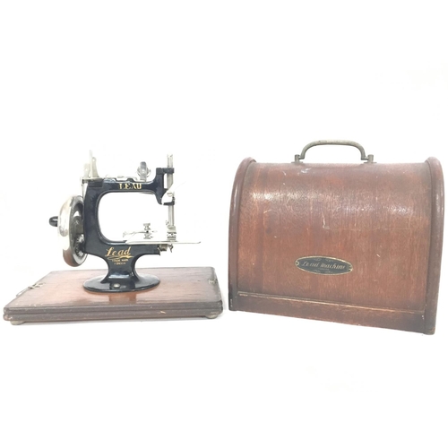 739 - Vintage Lead miniature sewing machine