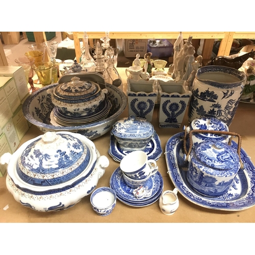 885 - A collection of blue and white ceramics.