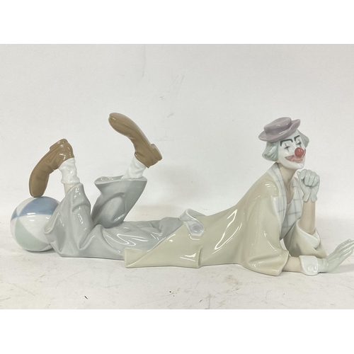 927 - A large Lladro clown figure