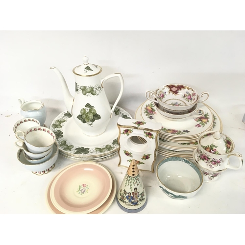 993 - Collection of various ceramic dinner and tea set ware including Susie Cooper, Royal Albert, Tuscan, ... 