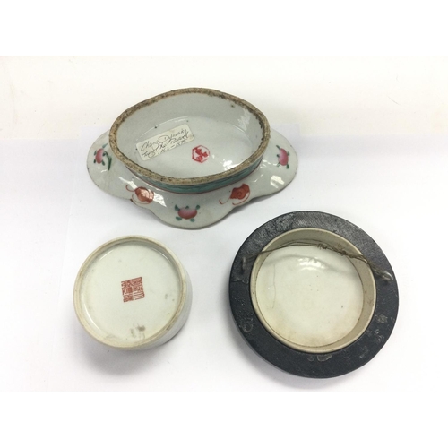 1025 - Three Oriental ceramic items comprising a Ching dynasty shaped dish, circular box and cover and a fr... 