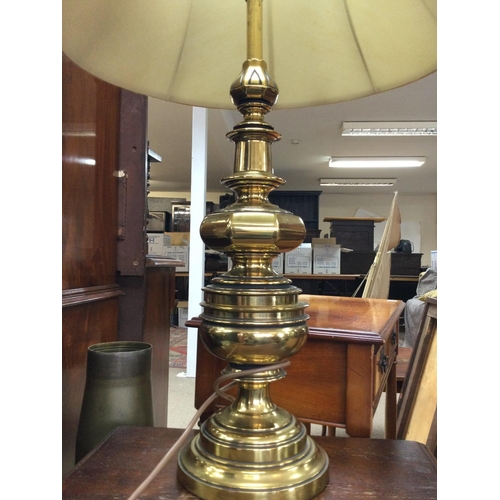 1407 - Vintage bronze lamp, 83cm tall.