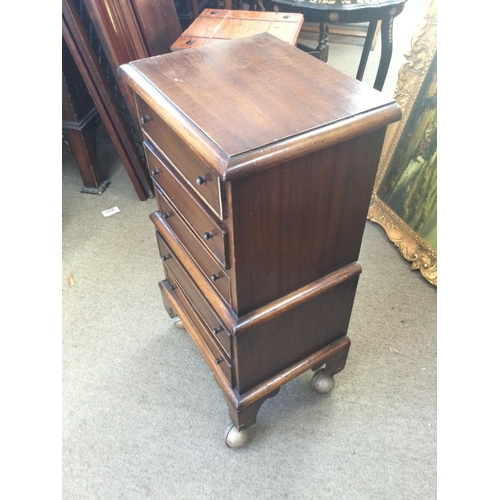 1456 - Small apprentice type mahogany chest of drawers 30x38x75cm