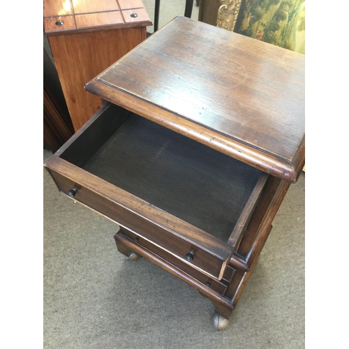 1456 - Small apprentice type mahogany chest of drawers 30x38x75cm