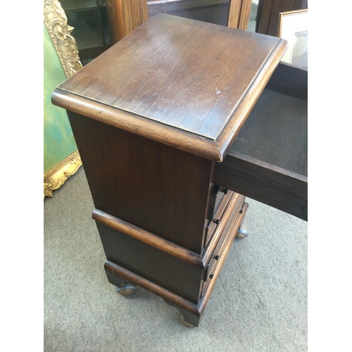 1456 - Small apprentice type mahogany chest of drawers 30x38x75cm