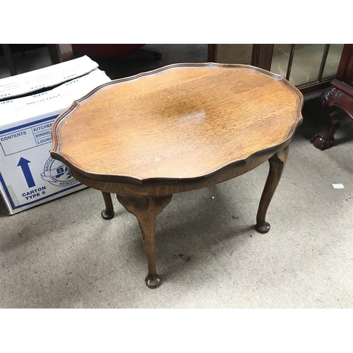 1467 - An oak occasional table