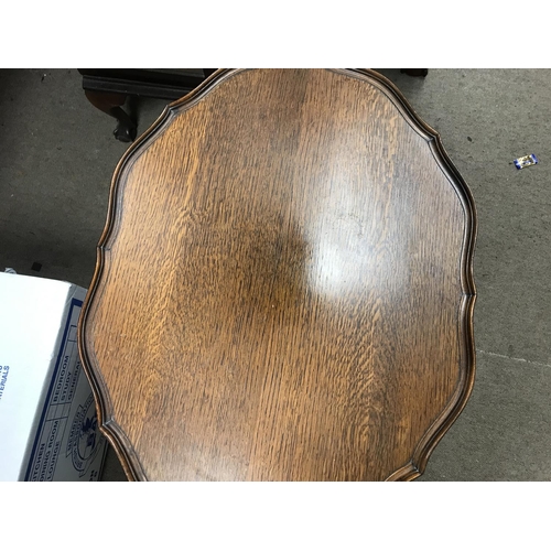 1467 - An oak occasional table