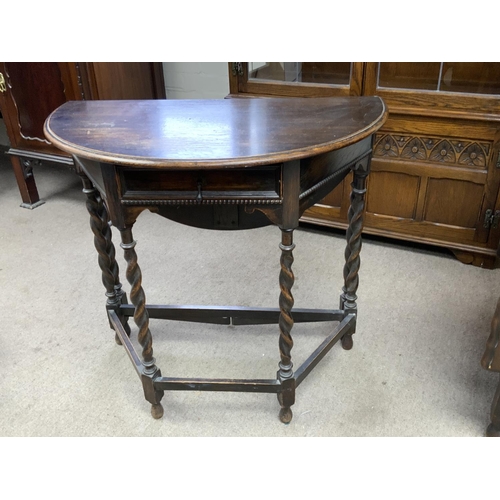 1481 - A small 1930s oak drop leaf table, barley twist supports and single draw, Diameter 78cm.