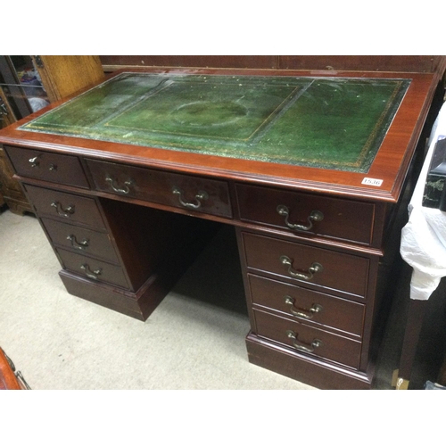 1536 - A reproduction mahogany desk, 137cm x 76cm x 81cm.