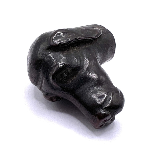 855 - A well carved antique fruitwood handle top in the form of a dogs head. 5cm. (A)