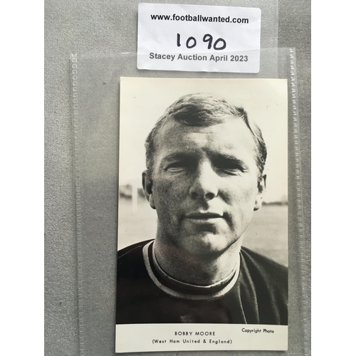 1090 - Bobby Moore West Ham Team Mates Signed Card: Black and white postcard size photo of Moore signed to ... 