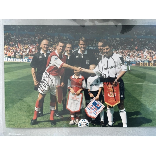 18 - 1999 Arsenal v Manchester United Charity Shield Exchange Pennant: Quality, embroidered 15 inch penna... 