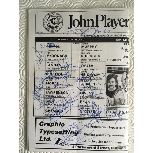 781 - 1981 Republic Of Ireland Football Autographs: 13 signatures on team page of fair condition programme... 