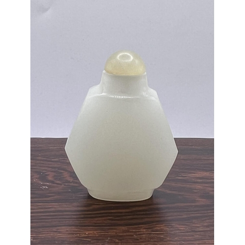 108 - A fine polished white jade snuff bottle, 4.5cm not including stopper.