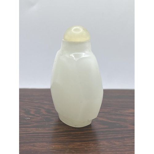 108 - A fine polished white jade snuff bottle, 4.5cm not including stopper.