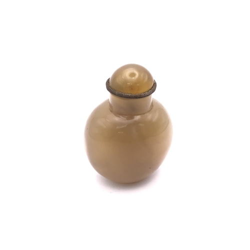 17 - A polished agate snuff bottle of rounded form, 5cm.