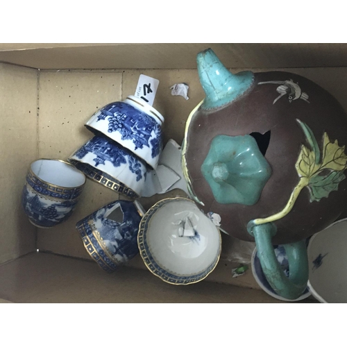 192 - A box containing Chinese 19th century Export porcelain blue and white tea set a blue and white brush... 