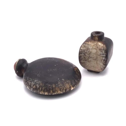 20 - 2 Chalcendony snuff bottles, 1 with an ovoid polished form 6cm, the other with a square form, 4cm.