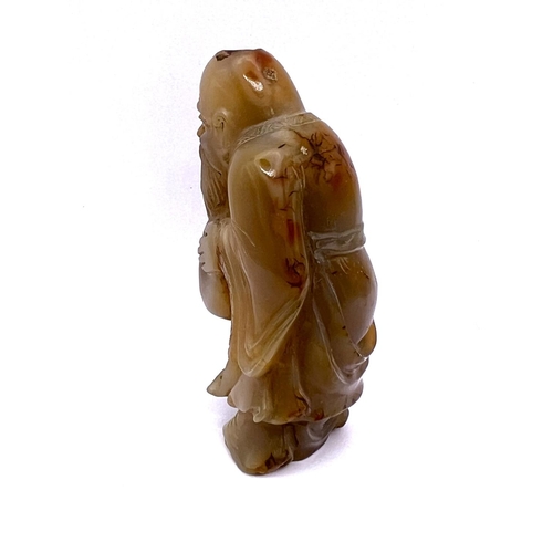 25 - A carved agate figural snuff bottle of Shou Lao. 7.9cm.